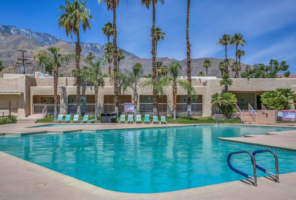 Days Inn By Wyndham Palm Springs Exterior photo