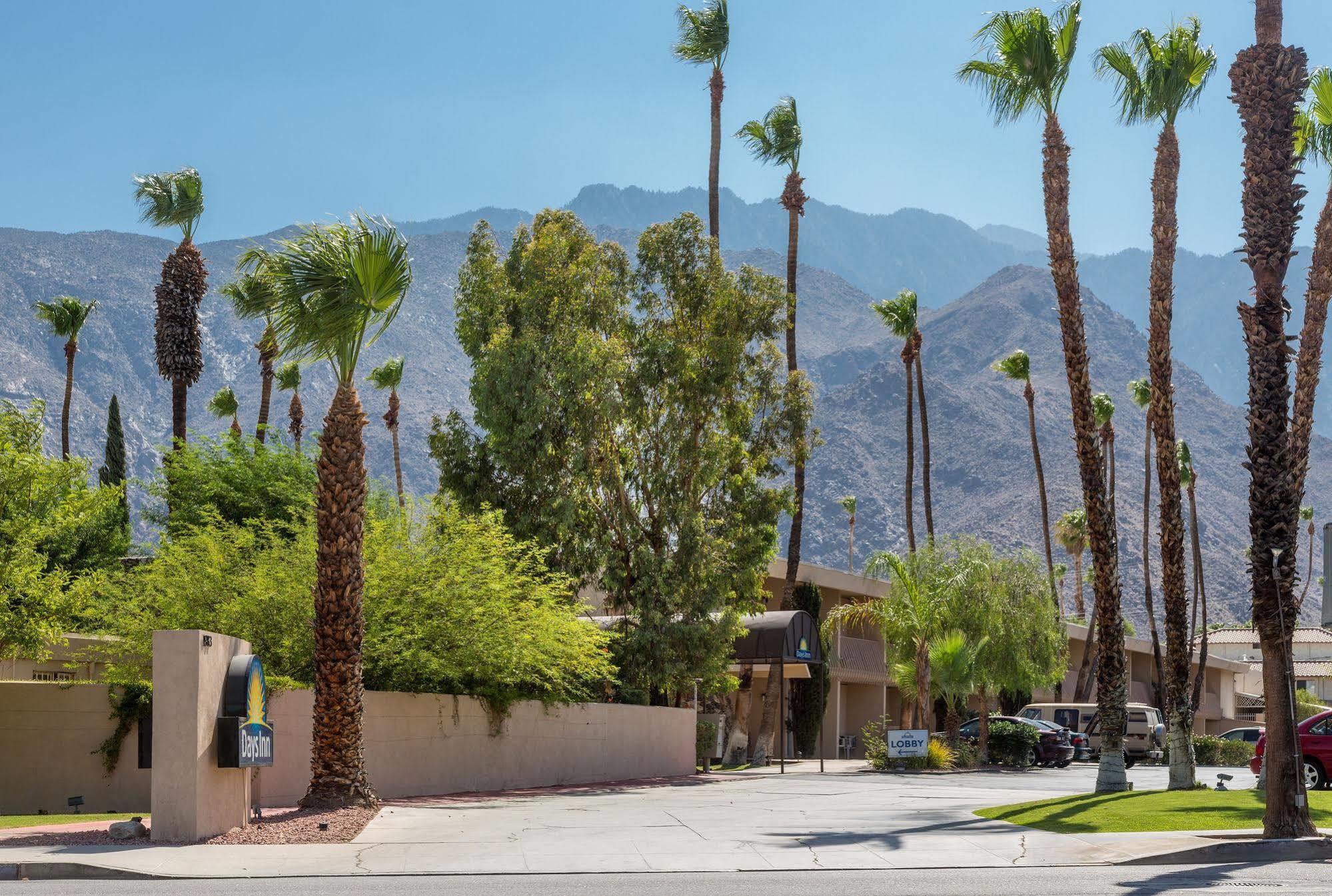 Days Inn By Wyndham Palm Springs Exterior photo