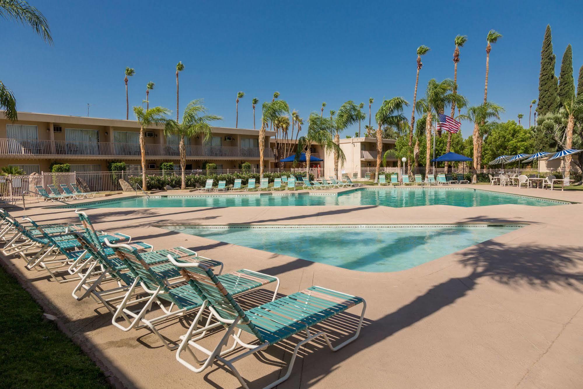 Days Inn By Wyndham Palm Springs Exterior photo