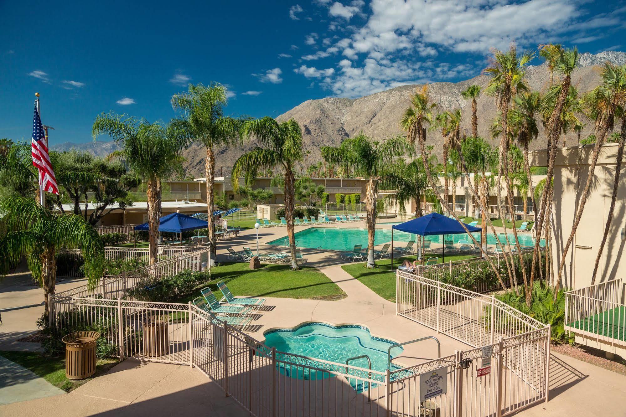 Days Inn By Wyndham Palm Springs Exterior photo